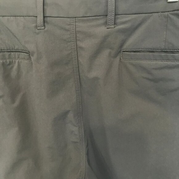 Dockers Supreme Flex Men's Flat Front Bermuda Golf Shorts Sz 40 in Dark Gray - Picture 7 of 14